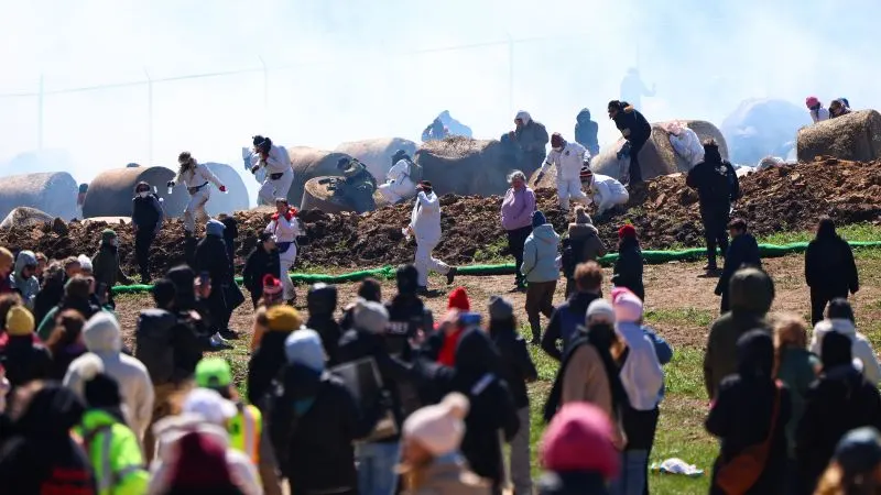 Hundreds trying to storm Wisconsin beagle research facility met with rubber bullets, pepper spray